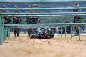 高清:比學趕超 武警新兵演兵場上血性十足