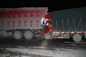 高清：田阳两货车凌晨追尾一人被困 消防紧急救援