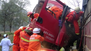 南宁：两货车车头迎面相撞 致一人死亡(组图)