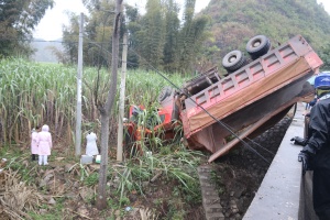 雨天路滑货车转弯侧翻 驾驶室被撞变形司机被困