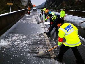 高清：兰海高速南丹路段路面结冰 多部门抗冰保畅