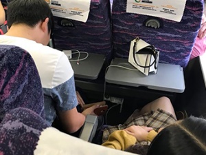 4日焦点图：女乘客火车上睡着 邻座男子偷拍裙底