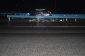 高清：越野车凌晨在六钦高速逆行被护栏直穿而入