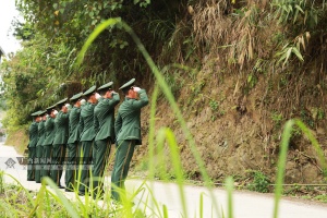 漫威宇宙最强 河池：武警官兵缅怀战友陈卓伟(组图)