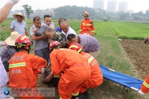 一农民被农具刀头刺穿小腿 消防员医生联?#24535;仍
1977
?>
<p>
<span>4月20日9时25分,百色市消防支队河南中队接到119指挥?#34892;?#35843;派?#27827;?#27743;区龙景街道石龙村一农田里,一男子被农具刀头刺穿小腿,河南中队立即出动2辆消防车、12名消防员?#32454;?#29616;场处置。</span>
【详细】</p>
</div>
<span class=