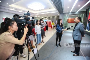 启动仪式结束后，媒体记者对领导、嘉宾进行采访