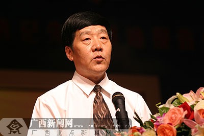 自治区党委副书记马铁山在会上讲话.记者梁凯昌摄