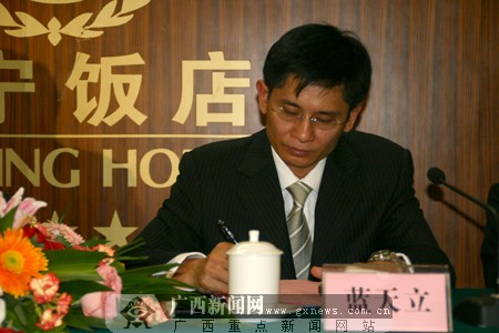 李伟国摄河池市环江县县长蒋向明在介绍县庆及艺术节筹备工作.