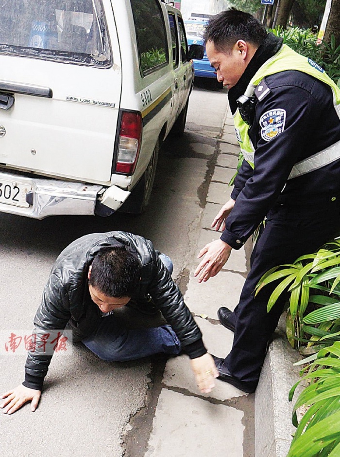 12日焦点图:酒驾男子丑态百出(2/27)