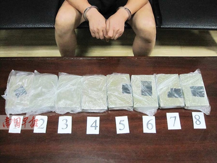 5月6日,上思警方在山口收费站将赵某抓获,从他驾驶的小车顶棚搜出毒品