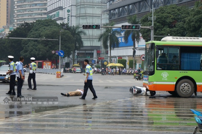 独家南宁七岔路口电动车撞公交车交警守护伤者119