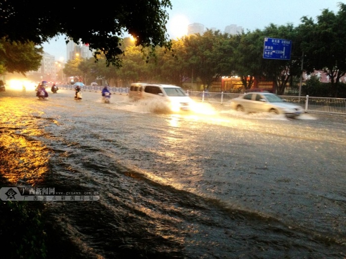 高清:南宁突遭短时阵雨 市区部分道路积水_广西新闻网精彩图集新闻