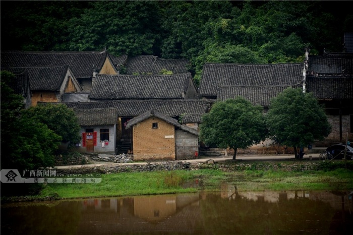 历史的痕迹,古村落的土墙,青瓦,木窗,石板路,石板桥,古井,老树,旧县村