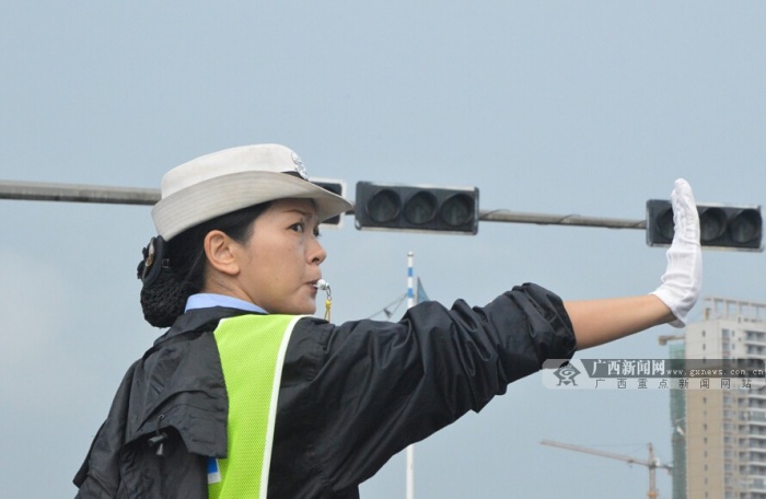 "最美女交警"王红霞:平凡警察做着平凡事(2/13)