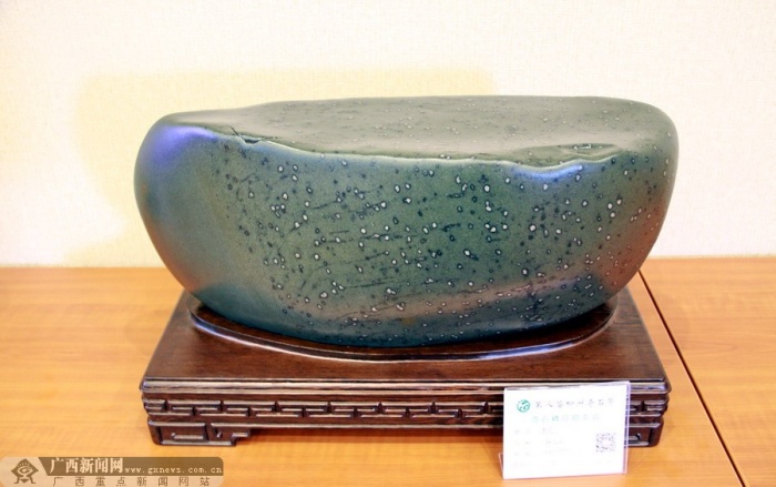 高清:奇石精品柳州开拍 一块小小乌江石卖出5万元(9/11)