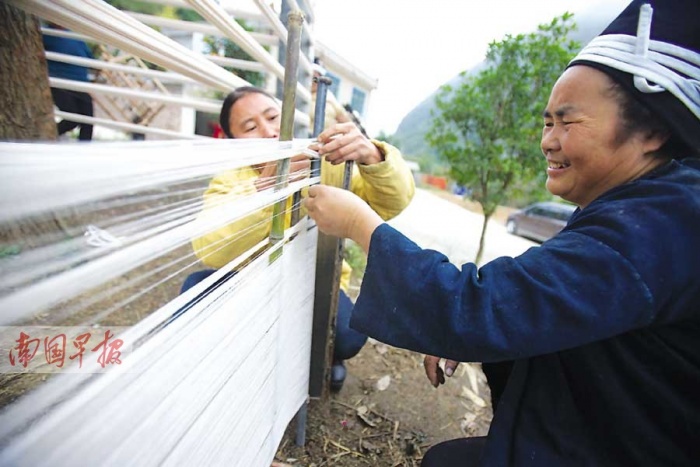 高清:揭秘白裤瑶传统手工纺纱 制作一套服饰需1年(5/8)