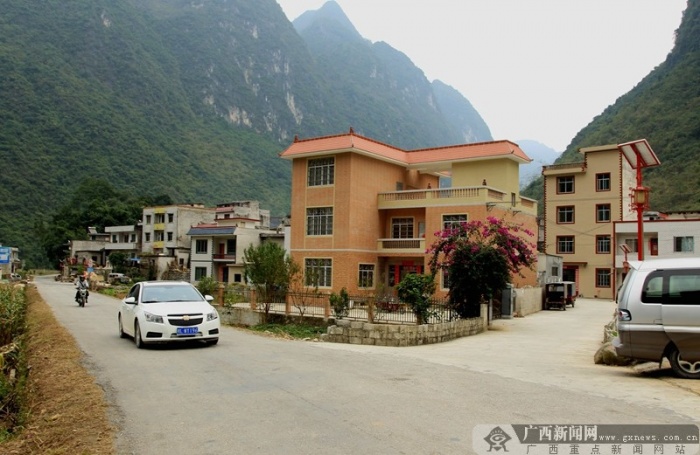高清:凌云新农村示范点连成线 扶贫点线横纵延伸_广西新闻网精彩图集