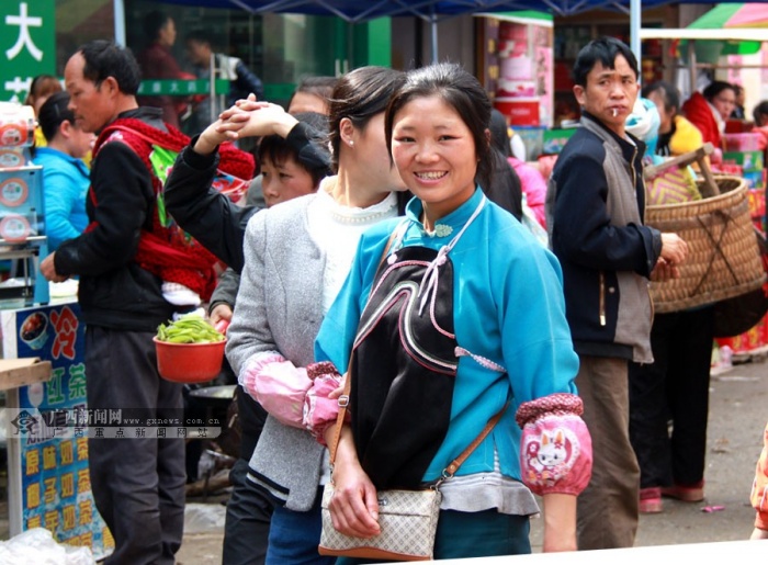 高清广西隆林高山汉族赶年集买年货延续纯朴民风3439
