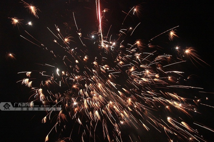 组图:广西隆林爆竹声中烟花绽放迎新年 (6/10)