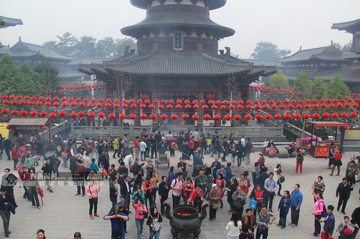 高清:南寧市民新年齊聚青秀山 祈福討彩頭 (5/12)