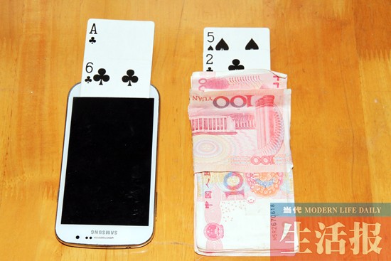能藏好几张牌的手机换牌器 以假乱真的“人民币”换牌器