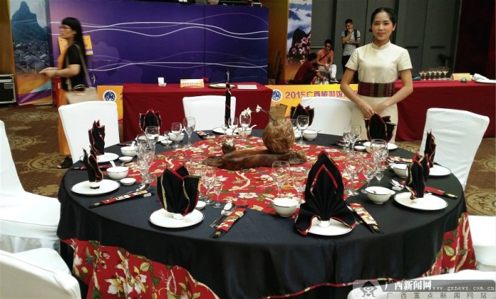 高清:艺术摆台花式调酒 广西饭店服务技能大比拼(5/14)