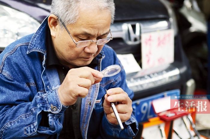 已经60多岁的唐师傅有一门自学的手艺,就是修钢笔.