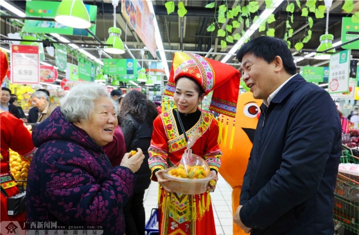 在浙江省杭州市联华超市华商店,融安县委书记兰登(右一)请杭州市民