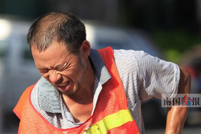 高清烈日下这些坚守令人动容