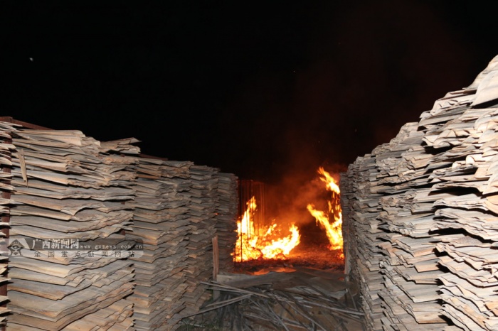 木材加工厂凌晨起火 消防官兵入火场战"火龙"(图) (1/3)