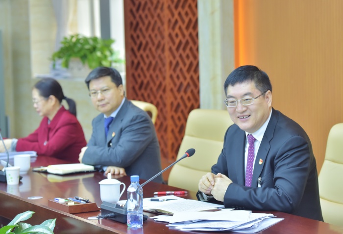 市委书记李延强分别参加市六届人大四次会议东兴市,港口区代表团审议