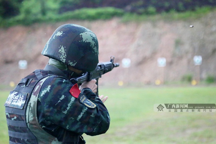 高清:武警特战官兵雨中巅峰对决 解锁多种射击姿势 (2/5)