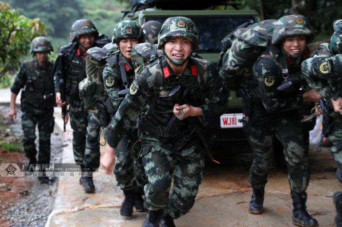 武警特战勇士雨中开展魔鬼周极限训练(图)