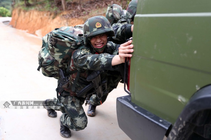 武警特战勇士雨中开展魔鬼周极限训练(图)