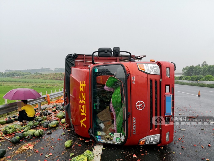 货车突然爆胎发生侧翻一车西瓜撒满高速路组图16