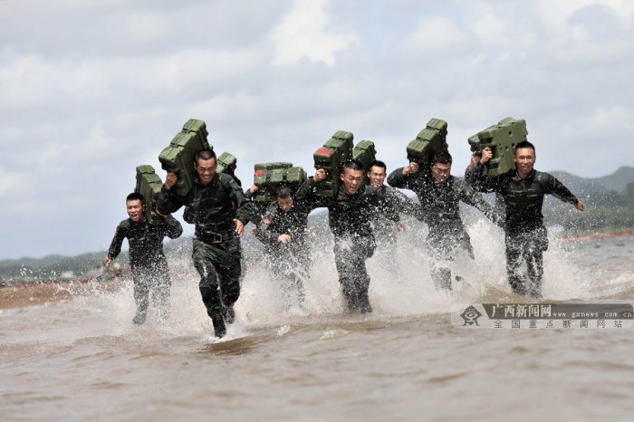高清:劈波斩浪砺精兵 直击武警特战队员海训现场 (10/10)