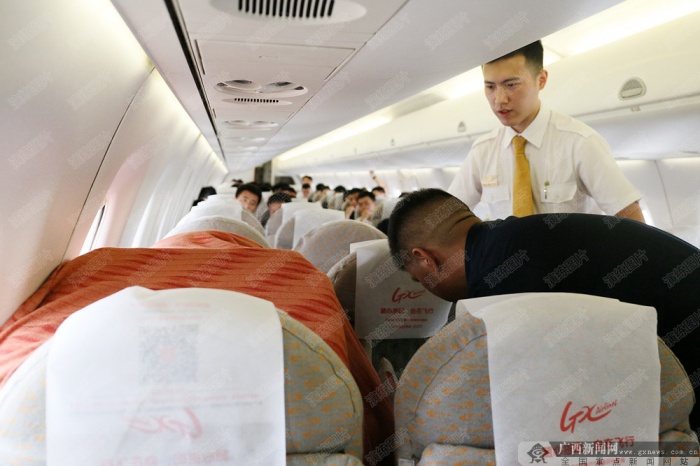 北部湾航空安全员对疑似爆炸物进行隔离处理.通讯员 黄秉柱 供图