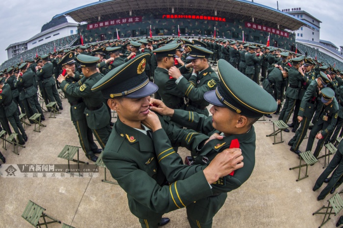 高清组图:光荣一刻 千余名武警新兵授衔(1/11)