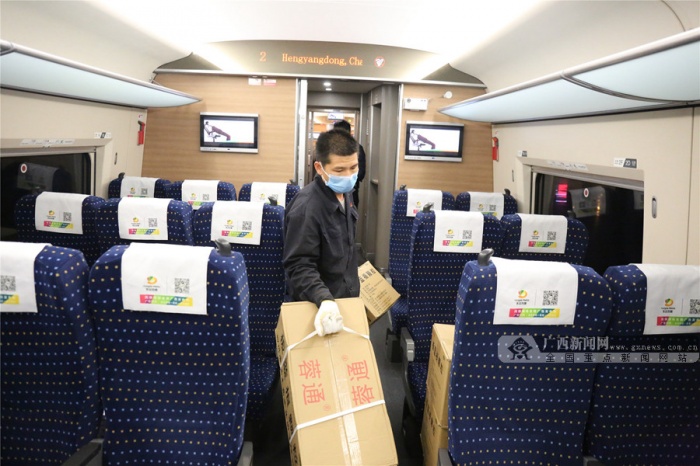 1月26日g2066次疫情防控物资装车.卢诗宇 摄