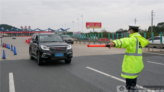 南宁东公路环邕检查站启动,交警假期上岗执勤.