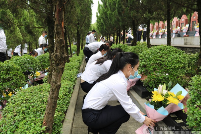 告慰英灵 广西多地举行清明烈士祭扫活动(组图(4/4)