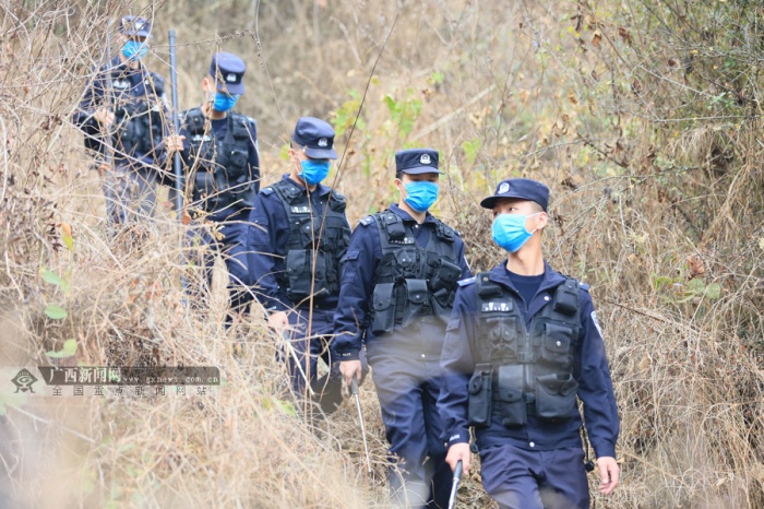 广西水口关出入境边防检查站民警坚守岗位(组图) (3/6)