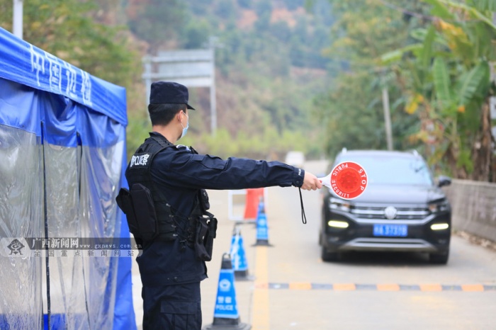 广西水口关出入境边防检查站民警坚守岗位(组图) (4/6)