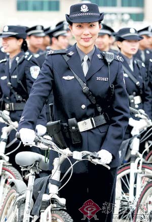南宁首支女子巡警队昨亮相 配备手枪喷雾器[组图]