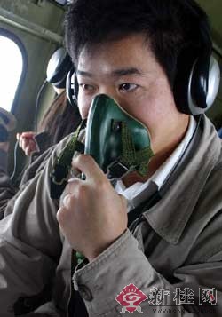 高空上氧气稀薄,工作人员须吸氧.