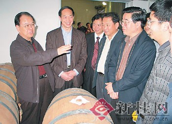 曹伯纯在考察罗城山野葡萄酒总厂时说:要把野生毛葡萄作为一个产业来