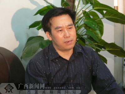 自治区民政厅副厅长肖芳佐接受记者采访.