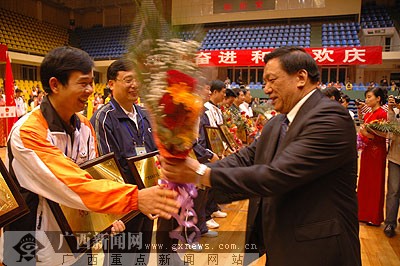 自治区人大常委会副主任韦家能为获奖代表队颁奖.