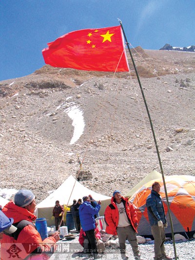 4月4日,"2006年中国珠穆朗玛峰业余登山队"进驻珠峰大本营,开始了为期