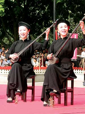 资料图片:美女村的美女在弹奏天琴.